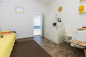 Charming Seafront Apartment Yellow